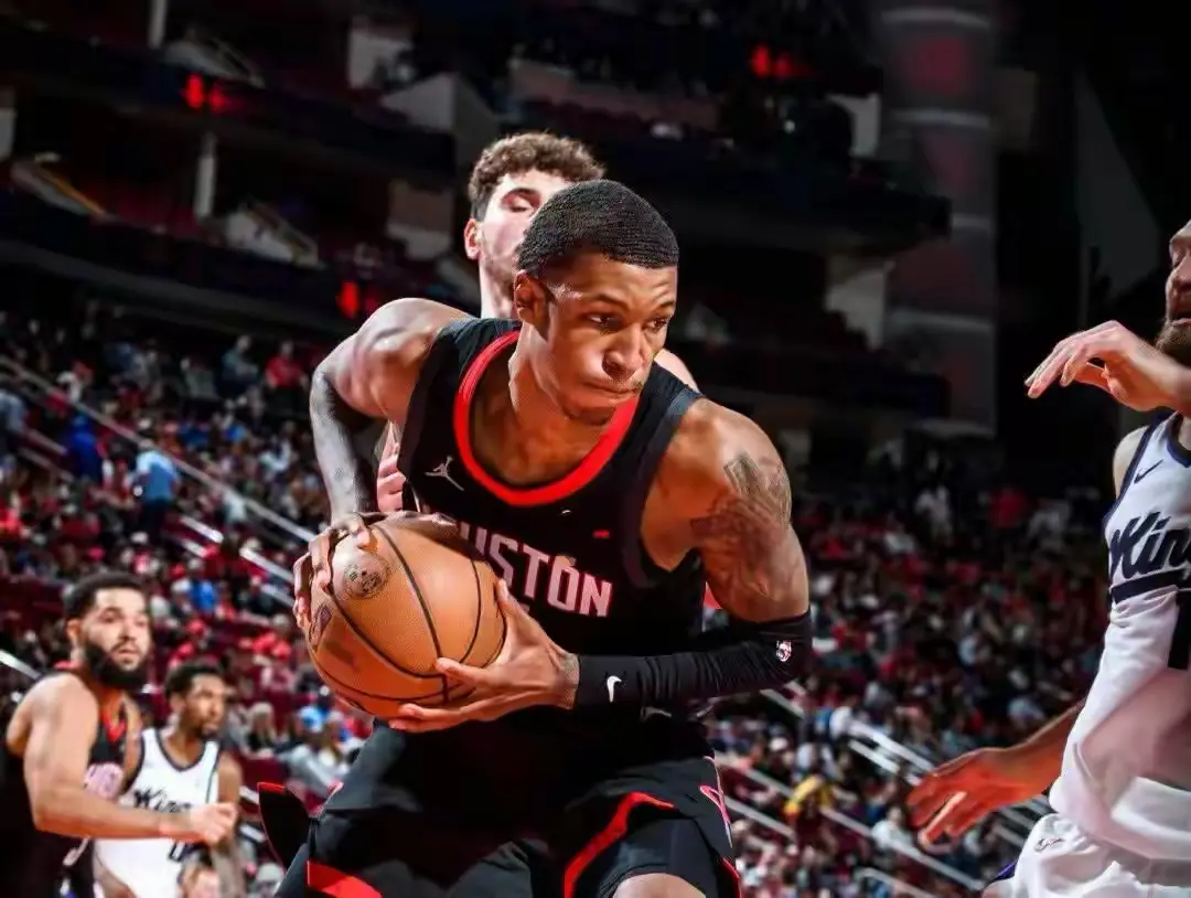 史密斯和伊, 支新火箭最, 亚当斯等球 史密斯和伊, 支新火箭最, 亚当斯等球