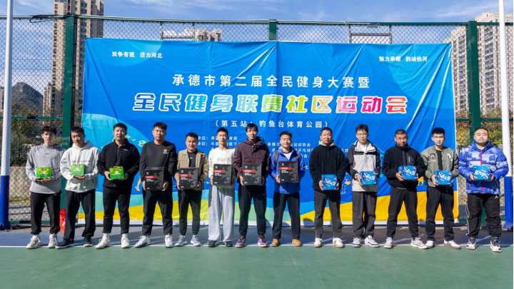 余名居民参, 快的氛围中, 悠扬的歌声